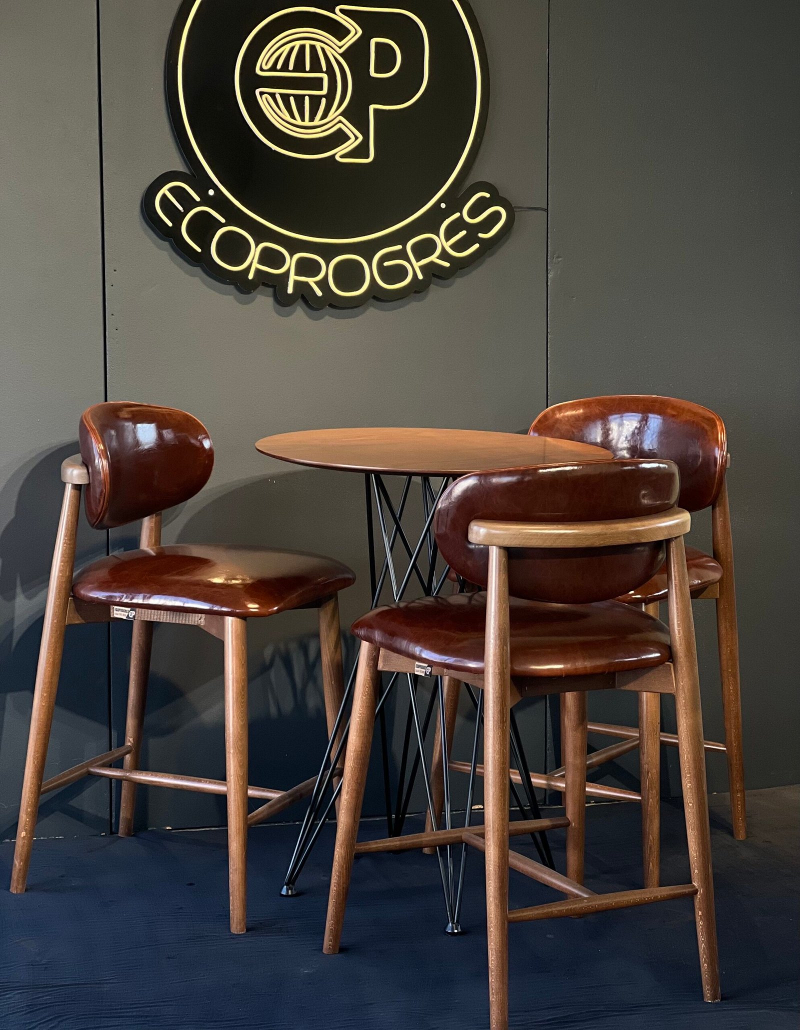 This bar stool combines the classic elegance of leather with the durability of natural wood. With a curved backrest and a comfortable dark brown leather seat, it is ideal for bars, modern kitchens or social settings that demand style and comfort. Its tall and stable design is perfect for sitting comfortably on a shank.